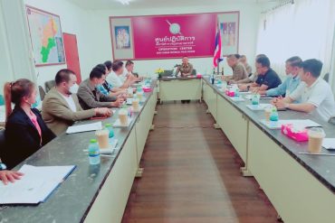 ขับขี่ปลอดภัยสวมหมวกกันนะครับ วันที่ 21 ก.พ. 2568 พ.ต.ท.มาโนทย์ สิทธิผล ปรก.สวป.สภ.เขาฉกรรจ์ และเจ้าหน้าที่ตำรวจ สภ.เขาฉกรรจ์ ร่วมติดป้ายประชาสัมพันธ์โครงการสวมหมวกนิรภัย 100% โรงเรียนเขาฉกรรจ์วิทยาคม