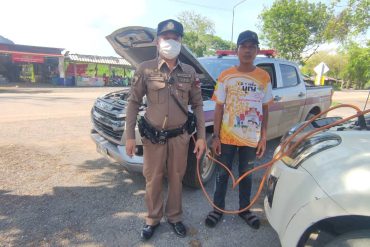 #อำนวยความสะดวกการจราจร วันนี้ 9 เม.ย. 2568 เวลา 16.00 น. ร.ต.ต.นฤชิต รักสวย รอง สวป.จร.สภ.เขาฉกรรจ์ ปฏิบัติหน้าที่อำนวยความสะดวกการจราจร หน้าโรงเรียนอนุบาลเขาฉกรรจ์