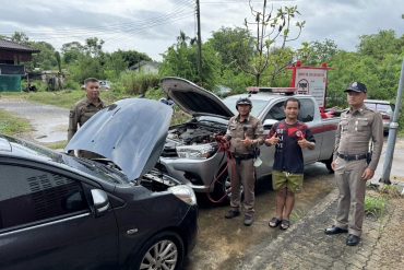 ขับขี่ปลอดภัยสวมหมวกกันนะครับ วันที่ 21 ก.พ. 2568 พ.ต.ท.มาโนทย์ สิทธิผล ปรก.สวป.สภ.เขาฉกรรจ์ และเจ้าหน้าที่ตำรวจ สภ.เขาฉกรรจ์ ร่วมติดป้ายประชาสัมพันธ์โครงการสวมหมวกนิรภัย 100% โรงเรียนเขาฉกรรจ์วิทยาคม